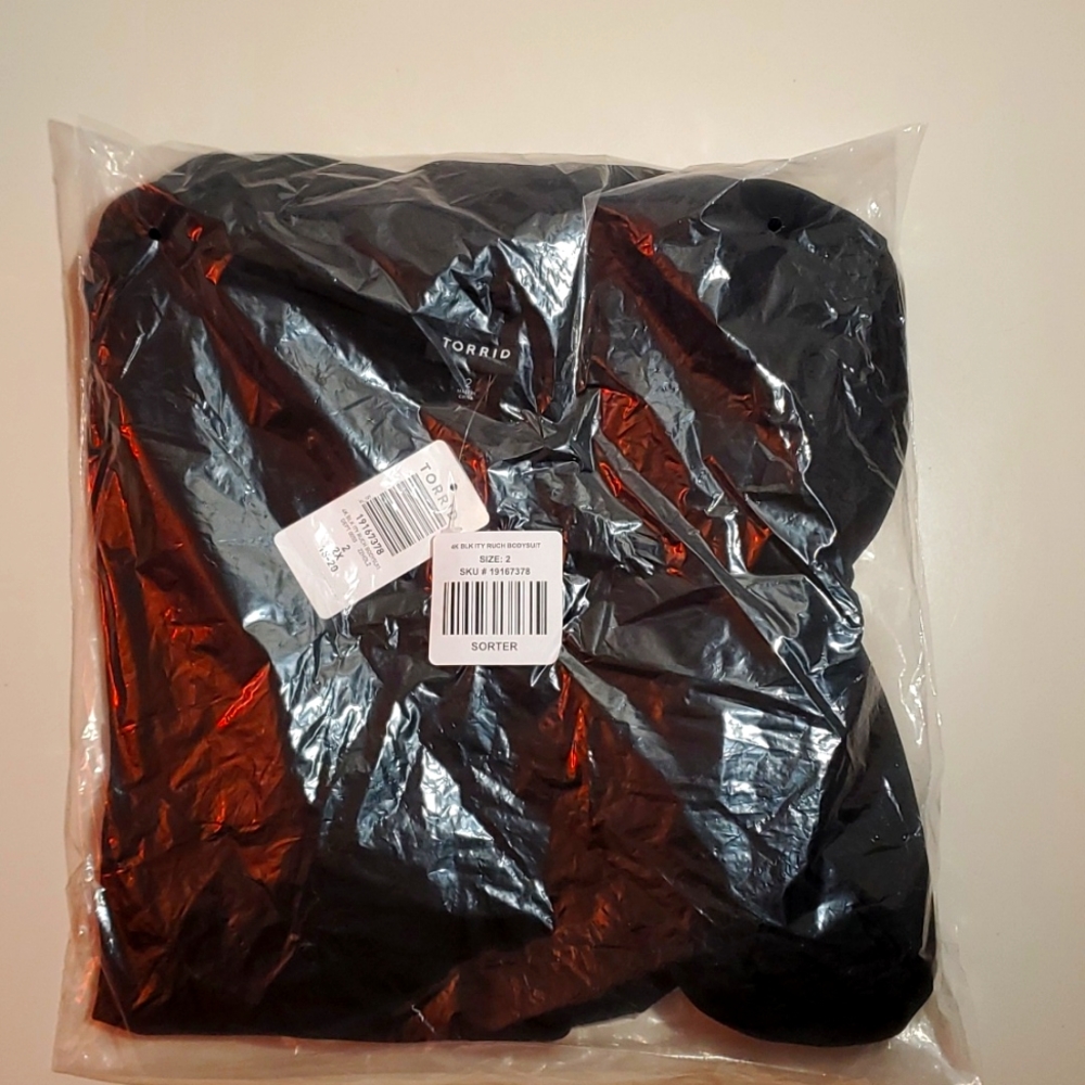 ❤️NWT TORRID BODYSUIT HALTER TIE-PUFF SLEEVE RUCHED FRONT SNAP BOTTOM - Picture 3 of 16